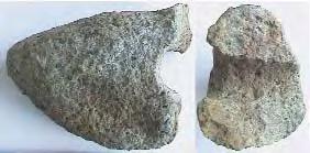 Bãile Figa, oraº Beclean, jud. Bistriþa-Nãsãud, albia Pârâului Sãrat (partea inferioarã). Piatrã de culoare cenuºiu-verzuie (greutate 6,280 kg). L: 27 cm. Probabil epoca bronzului.