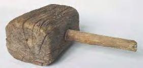 Brazda era apoi spartã în bulgãri de câte 30-50 kg fiecare. MJB, 2905. Întocmit: Doina Ciobanu 107. Bãtãtoare de sare / Bâtã - ciocan. Sat Orºova, comuna Gurghiu, jud. Mureº. Lemn.