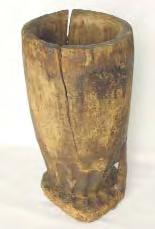Mihail Kogãlniceanu, com. Râmnicelu, jud. Brãila. Lemn; fier; cioplire; forjare. H: 31 cm; D: 23 cm. 1/2 sec. XX. Utilizatã la pisarea sãrii în gospodãrie.