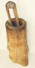H: 59 cm; D: 25,5 cm. 1880-1900. Utilizatã pentru pisat sarea. Piesa are formã cilindricã. Este confecþionatã dintr-o bucatã de copac scobitã pentru a forma o cupã în care se punea sarea.