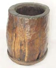Întocmit: Janeta Ciocan 123. Piuã. Baia Mare - Þara Lãpuºului. Lemn. H: 45,5 cm; D: 20 cm. 1880-1900. Utilizatã pentru pisat sarea. Piesa este confecþionatã dintr-un trunchi de copac.