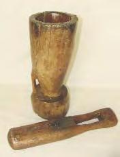 124. Piuã. Baia Mare - Þara Chioarului. Lemn. H: 49 cm; D: 25 cm. 1880-1900. Utilizatã pentru pisat sarea. Piua ca atare are forma unui trunchi de con cu vârful în jos.