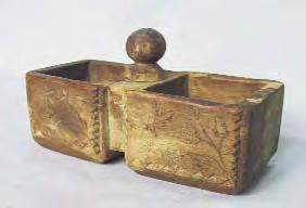 138. Solniþã dublã. Sat Nãneºti, comuna Bârsana. Lemn de paltin. L: 18 cm; LA: 6,8 cm; H: 3,7 cm. Sec. XX. Confecþionatã dintr-o bucatã de lemn, scobitã în formã circularã.