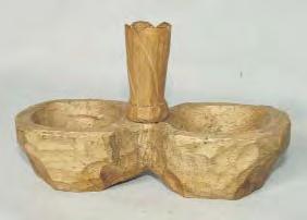 Utilizatã la pãstrarea sãrii fine pe masã. Solniþã dublã, cioplitã dintr-o singurã bucatã, sub forma a douã cupe, cu un motiv zoomorf la mijloc. MB, F.I. Întocmit: Gabriela Cloºcã 141. Solniþã. Copalnic Mãnãºtur - Þara Chioarului.