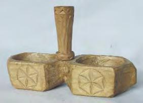 : 12 cm, H: 9 cm. 2/2 sec. XX. Utilizatã la pãstrarea sãrii fine pe masã. Piesa artizanalã, cu motive astrale, se compune din douã cupe, unite la mijloc de un suport de scobitori cu baza alveolatã.