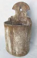Berbeºti - Þara Maramureºului. Lemn. H: 21 cm; DB: 10,5 cm; DG: 16 cm. 1880-1900. Utilizatã pentru pãstrarea sãrii. Sãrãriþa este scobitã dintr-o singurã bucatã de lemn.