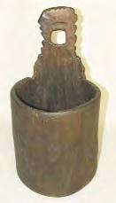 161. Sãlãriþã. Pomi - Þara Codrului. Lemn. H: 40 cm; D: 16 cm. 1880-1900. Utilizatã pentru pãstrat sarea. Sãrãriþa este scobitã dintr-o bucatã de lemn. Fundul este adãugat.