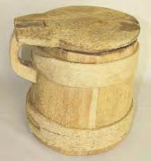 178. Cofã pentru slatinã. Poienile Izei, jud. Maramureº. Lemn de brad. H: 23 cm; DB: 21 cm; DG: 18 cm. Începutul secolului al XX-lea. Vas de formã tronconicã cu baza mare în partea inferioarã.