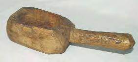 186. Slãtinãu. Breb, jud. Maramureº. Lemn de paltin. L: 18,5 cm; LA: 7,5 cm; H: 7,5 cm. Sec. al XX-lea. Lucrat dintr-o bucatã de lemn prin scobire adâncã în formã pãtratã.