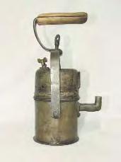 Metal comun. L: 17 cm; LA: 10 cm; H: 12 cm; H braþ: 2 cm. Sec XIX. Are formã de parã în secþiune longitudinalã, cu o tijã verticalã, dispusã în unghi drept. Tija are pe interior inscripþia L.J.