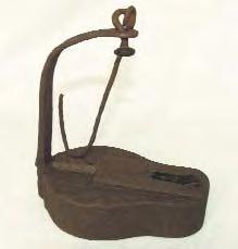 226. Opaiþ - fontã de fier. Coºtiui, jud. Maramureº. Metal, fitil textil. L: 11 cm; LA: 7 cm; H: 14,5 cm. Sec. al XIXlea.