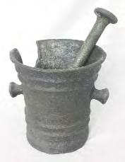 230. Mojar. Ocna ªugatag, jud. Maramureº. Fontã. DL: 23 cm; D: 11,5 cm; H: 16,5 cm. Prima jumãtate a secolului XIX. Obiect din fontã realizat prin turnare, folosit la zdrobirea sãrii în gospodãrie.