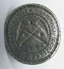 Deasupra ciocanelor se aflã acvila bicefalã, iar dedesubt anul 1729 (conform registrului inventar).