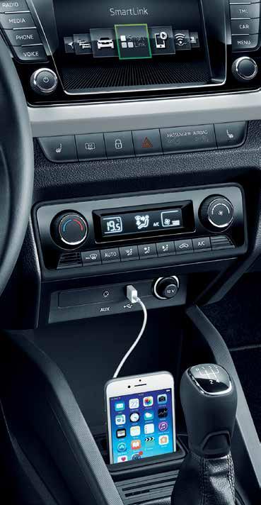 23 SMARTLINK+ A SmartLink+ rendszer segítségével az autó infotainment rendszere biztonságos menet közbeni telefonhasználatot tesz lehetővé.