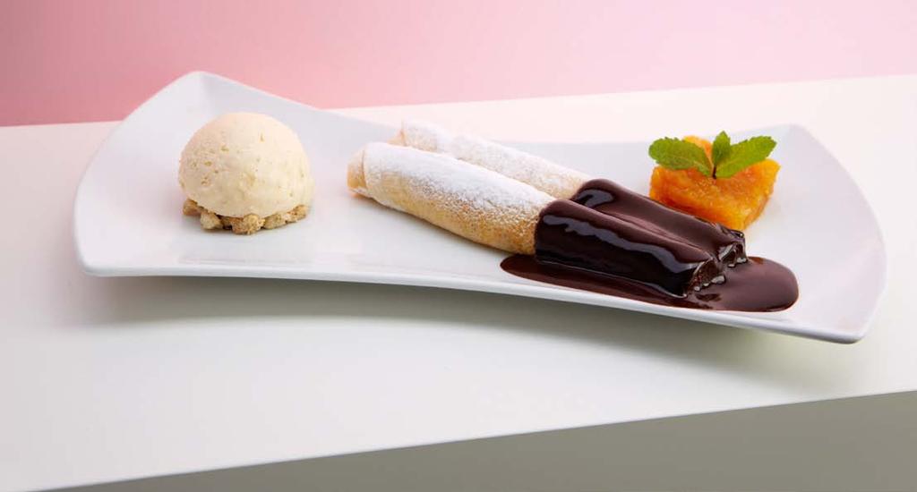 with walnut cream filling, vanilla ice-cream, apricot ragout and chocolate sauce Gerbeaud Palatschinke Traditionelle Palatschinke mit Nußcreme gefüllt,