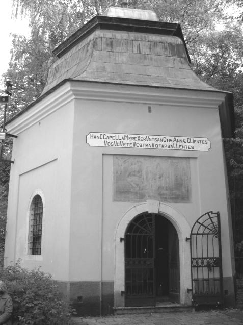 PÁLOSOK vők tömegei keresték fel évszázadokon keresztül, a pálos atyák ezeket a kegyhelyeket gondozták és e kegyszobrok előtt zsolozsmázó barátok énekét a