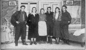 Krchnavá, sediaci: J. Valovič, St. Roško, A. Jurík, J. Masár a M. Krchnavý. verejná interpretácia zakázanej piesne sa v časoch vrcholiacej maďarizácie vyrezávaný rám na odkladanie pušiek.