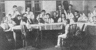 ŠKRIATOK (1955) stojaci zľava: Št. Masaryk, J. Masár, P. Barinych, M. Krchnavý, M. Hladký, I. Jurík, sediaci: V. Jamrichová, E. Jamrichová, A. Hladká, M. Krchnavá, E. Hrušovská, A. Jančová, Št.