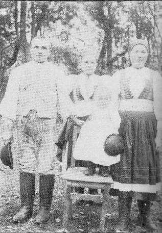 dávali zhotoviť kožuch, ozdobený aplikovanou farebnou kožou. Ženy nosili "turecké ručníky", na hlave na sviatky do kostola, na svadby, krstiny mávali čepce z krajky.