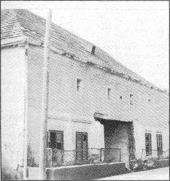 malých obcí. Samosprávu reprezentoval richtár a prísažní (prísediaci). V rámci štruktúry štátnej správy patrila Kálnica do Obvodného notariátu Beckov.