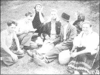 V lete roku 1943 udivovali občanov nálety štvormotorových lietajúcich pevností spojeneckých armád na nepriateľské územia. Dostali priliehavý názov "strieborné lastovičky".