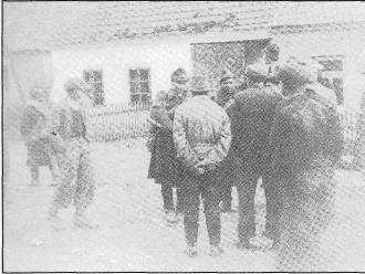 náčinie a sčasti i na rekvírovaných koňoch opustiť dedinu 4. apríla 1945. 25. marca 1945 prekročila osloboditeľská armáda rieku Hron.