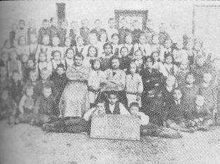 prispelo vybudovanie školského volejbalového a basketbalo- Detí ako smetí: žiaci 1. a 2. ročníka v škol. roku 1923-1924. 65 div.