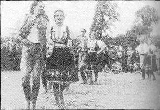 KULTÚRA učiteľa - zvyčajne v "predných izbách", neskôr vo vyhradenej miestnosti Potravného družstva. V štyridsiatych rokoch založil Ľudovít Steiner folklórnu skupinu.