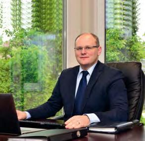 A dinamikus növekedés ellenére amit az el- ért éves 10 milliárd forintos forgalom és a 200 fő feletti létszám is tanúsít meg tudtuk őrizni a cég mű- ködésének családias vonásait.