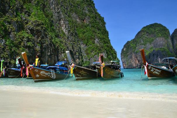 9. nap: PHI PHI SZIGETEK MAYA BAY SZNORKELING Egész nap kalandozhattok a szigeten, pihenjetek, napozzatok, élvezzétek ezt a csodás kis szigetcsoportot!