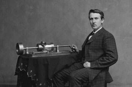 KISS HENRIETT GRAMOFON ÉS RÁDIÓ Adalékok az iskolai zenehallgatás hazai történetéhez 1 Edison a fonográffal (Múlt-kor) A beszélőgépek, a fonográf és a gramofon feltalálása a 19.