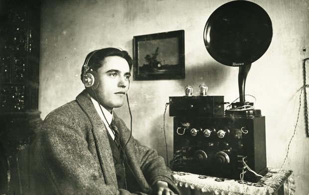 A következő nagy technikai vívmány a rádió volt: az első adásokat 1922-ben közvetítette a BBC, 1923-ban az Amerikai Egyesült Államok, 1924-ben Németország követte az angol példát, majd 1925-ben a