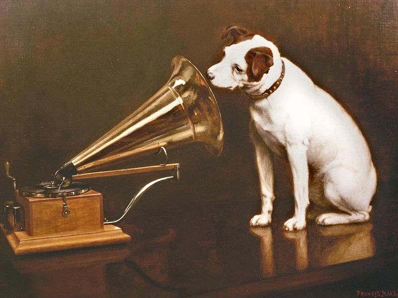His Master's Voice logója (Wikipedia) Magyarországon szintén hamar elterjedt a gramofon és a rádió használata az iskolákban, amint ezt a Pedagógiai Lexikon szócikke igazolja: Az iskolai énektanítás