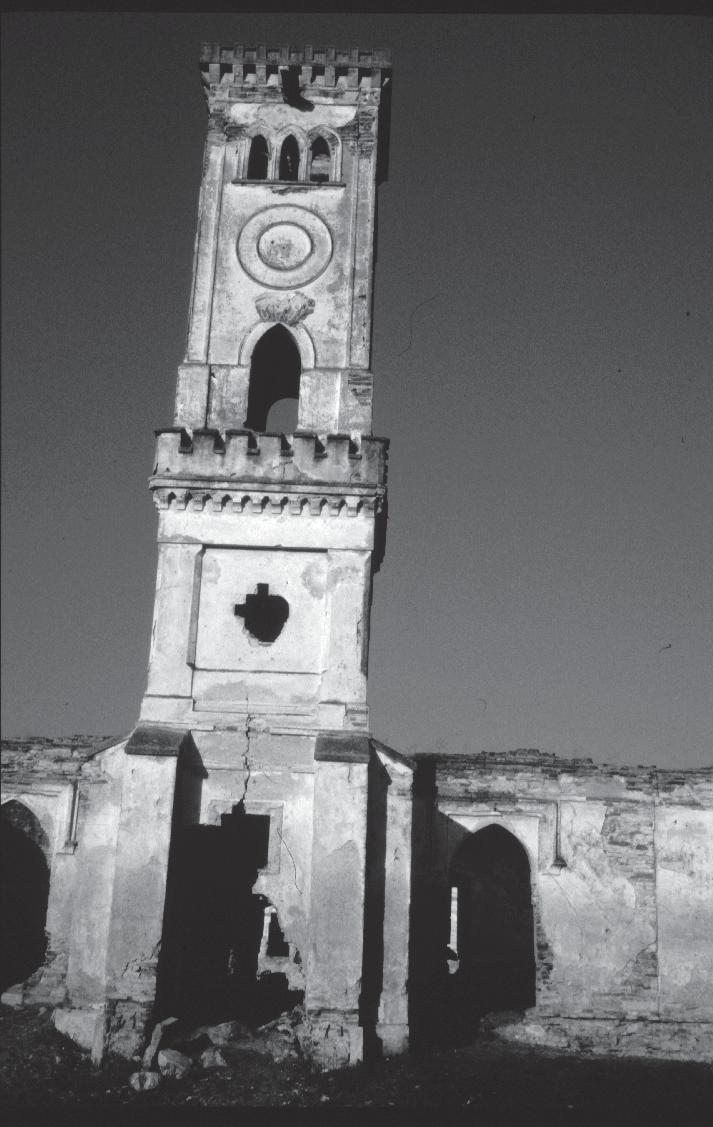Potrivit unui raport militar din 1680, existau fortificaţii ce înconjurau conacul, alcătuite din clădirile renascentiste şi bastioanele de colţ.