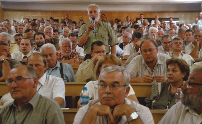 Quo vadis erdõgazdálkodás? A késõ délután kezõdött erdészeti fórumra zsúfolásig megtelt az Agrárcentrum auditóriuma.