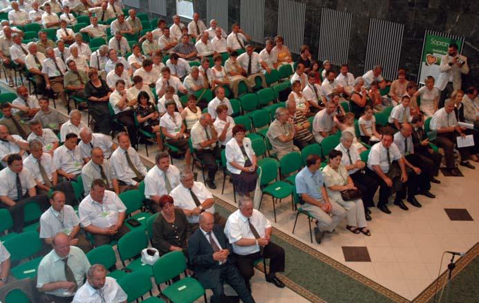 Legyen ez vezérlõ elv mindenki számára, aki erdõügyben véleményt mond, vagy az állami erdõ jövõjérõl dönt. Tanulságos konferencia részesei voltunk. Ellentmondásos jelenünkrõl hû képet kaptunk.