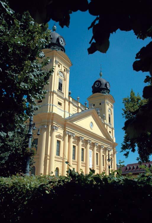 D ebreczen. igen régi és nevezetes királyi város Észak- Bihar v.-megyében, homokos rónaságon, Pesthez 24, N.-Váradhoz, mellynek kerületéhez csatoltatott, 7 mfdnyire, saját postahivatallal.