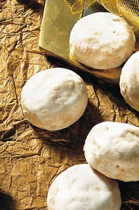 BĂCĂNIE ALAPÉLELMISZEREK Nuci de turtă dulce / Diómézeskalács - 2 ouă - 250 g zahăr - 30 g compoziție de marțipan rece - 50 g coajă de lămâie confiată - 2 tojás - 250 g cukor - 30 g hideg marcipán -