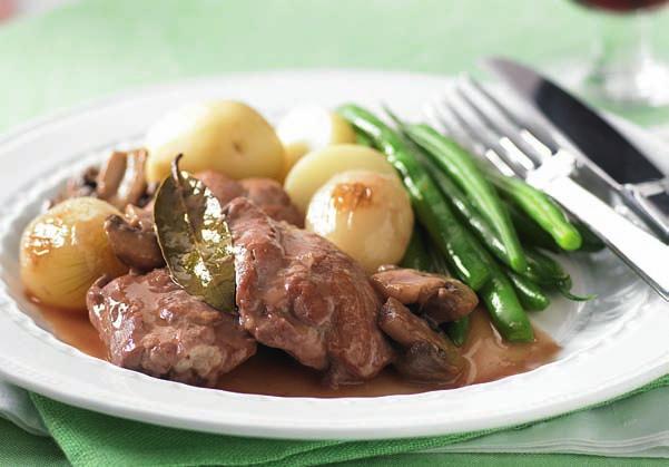 BĂUTURI ITALOK Pui brezat în vin roșu Ingrediente: - 1 kg pulpe de pui fără piele, dezosate, curățate de grăsime și tăiate în jumătăți - piper negru, proaspăt măcinat - 1 lingură de ulei de măsline