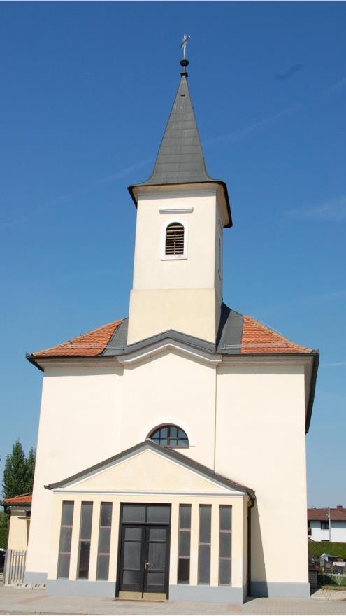 apostolom sv. Filipu in Jakobu in slika sv. Emerika. V zvoniku, ki je štrlel ven, sta bila dva zvonova, težka okoli 6 funtov, obrnjena proti zahodu in posvečena sv.