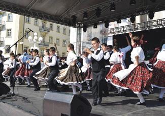 SZEPTEMBER 24; VASÁRNAP 10:00-13:00 NAPKÖZBEN VISELET- ÉS FEGYVER- BEMUTATÓ A TÖRÖK KORI HAGYO- MÁNYŐRZŐ EGYESÜLETEK KÖZRE- MŰKÖDÉSÉVEL Előadó: Tata várának Seymenjei, Gyulaffy Bandérium Gyulakeszi,