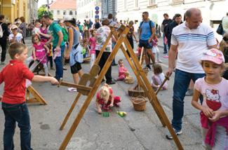 SZEPTEMBER 30., PÉNTEK 22 11 és 13 óra között Kilyén Irma kézművessel a bútorfestés titkaiba nyerhetsz betekintést, majd 13 és 15 óra között Deák Csabá kézművessel agyagozhatsz. az Operatéren 10.