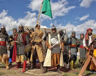 SA, KORABELI ÉLŐ ZENE KÍSÉRETÉ- BEN DÍSZSORTŰZ KANÓCOS PUS- KÁKKAL Szervező: Losonczy István HSE, Tata várának Seymenjei, Gyulaffy Bandérium Gyulakeszi, Egri Vitézlő Oskola, Várbástya Egyesület