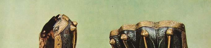 104 124. ábra. A felső képen VI. Károlynak (1368-1422) tulajdonított homokóra páncélkesztyűk láthatók. Az ujjai és a díszítő bronzcsíkjai már elvesztek.