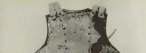 119 143. ábra. (bal oldalon) A szegmentált mellvért oldalról (1360-70 között) (Olaszország, L Armeria Trapp di Castel Coira, L. sz.: Ch no. S13) 144. ábra. (jobb oldalon) A szegmentált mellvért hátulról a bivalybőrbéléssel (1360-70 között) (Olaszország, L Armeria Trapp di Castel Coira, L.