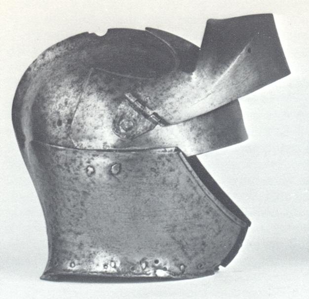 164 204. ábra. A 203. ábrán látható sisak oldal és hátul nézete. (1480-90) (Olaszország, Mantova, Museo Diocesano Francesco Gonzaga, L. sz.: B 4) 205. ábra. Armet sisak szétnyitva, hátulnézetben.