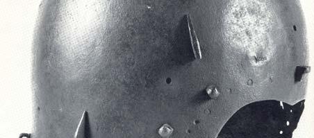 93 103. ábra. A képen látható bascinet sisakon jól látszanak az üstsisakot tartó bakok. (1350-60 körül) (Olaszország, Milánó, Museo Poldi-Pezzoli, L. sz.: n. inv. 2598.