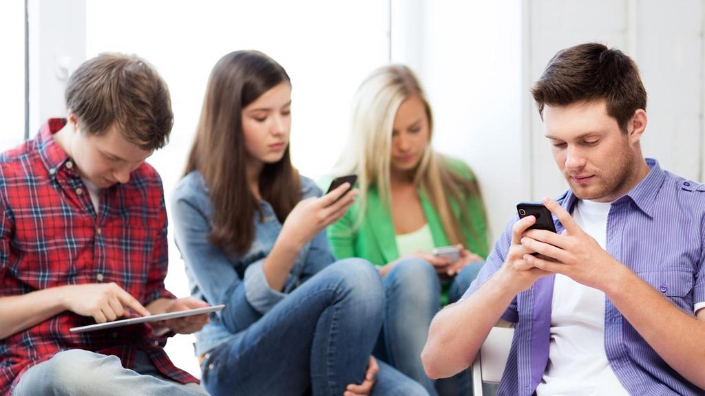 A 15-29 évesek 85%-a saját okostelefonnal rendelkezik, negyedük gyakorlatilag folyamatosan online van, és kb.