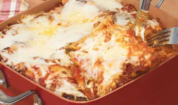 KLASSZIKUS LASAGNE 250 g darált marhahús 250 g szalámi szeletelve 2 tk tört fokhagyma 1200 ml marinara szósz (kész paradicsomszósz) 450 g ricotta 1 tojás 1 tk oregánó 250 g reszelt mozzarella 250 g