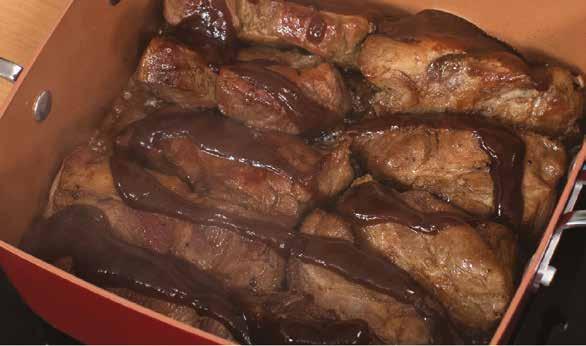 VIDÉKI OLDALAS CSONT NÉLKÜL 1 kg kicsontozott oldalas 330 ml egy doboz kóla A kedvenc barbecue szószunk Oldalas fűszerkeverék Só, bors Elkészítés: 1.